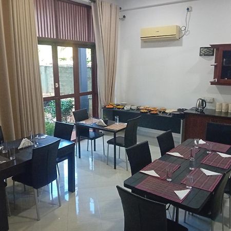 Hotel Blue Bird Negombo Bagian luar foto