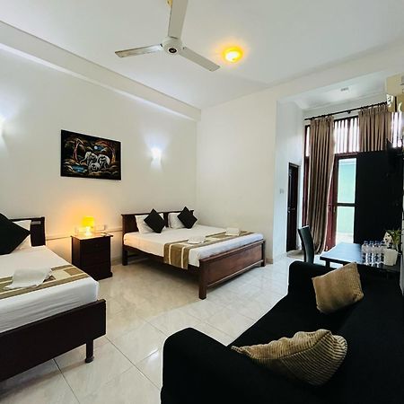 Hotel Blue Bird Negombo Bagian luar foto