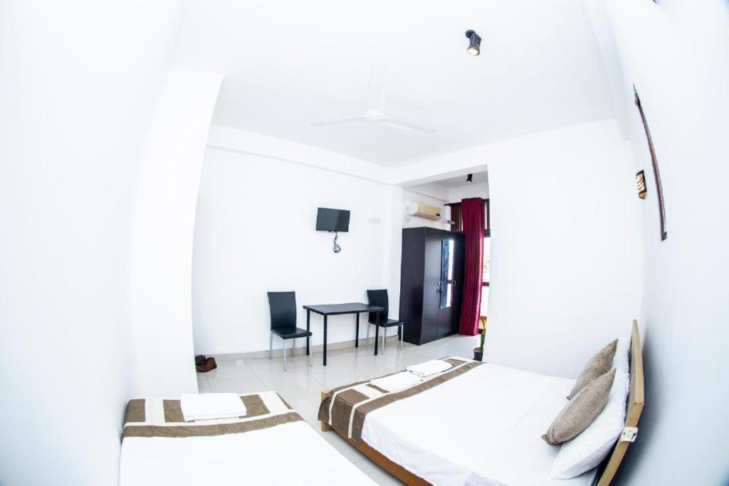 Hotel Blue Bird Negombo Bagian luar foto
