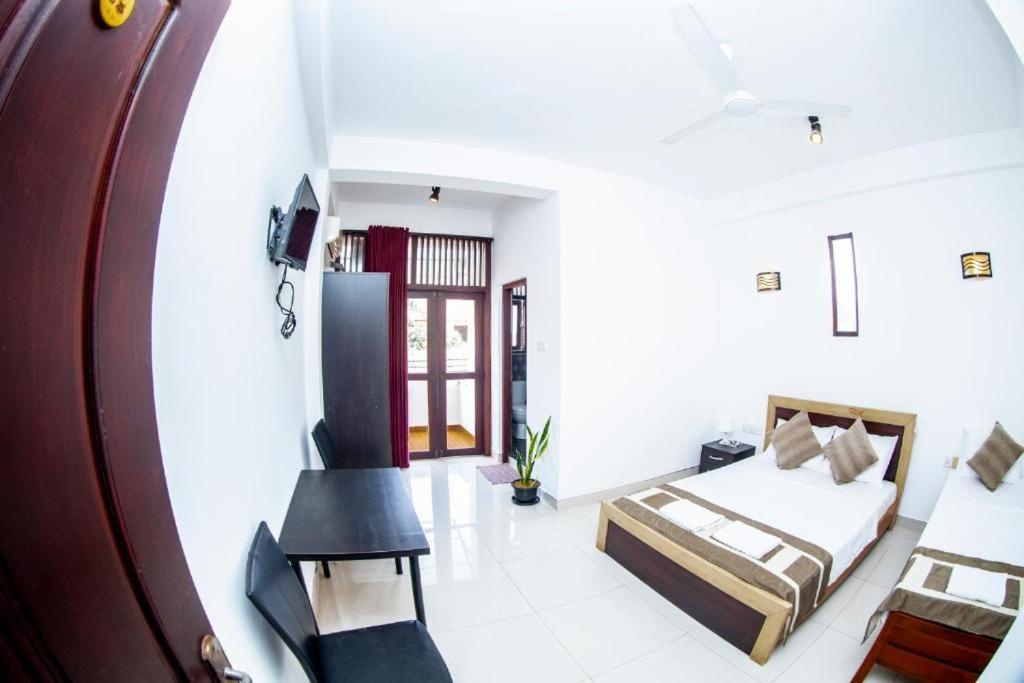 Hotel Blue Bird Negombo Bagian luar foto