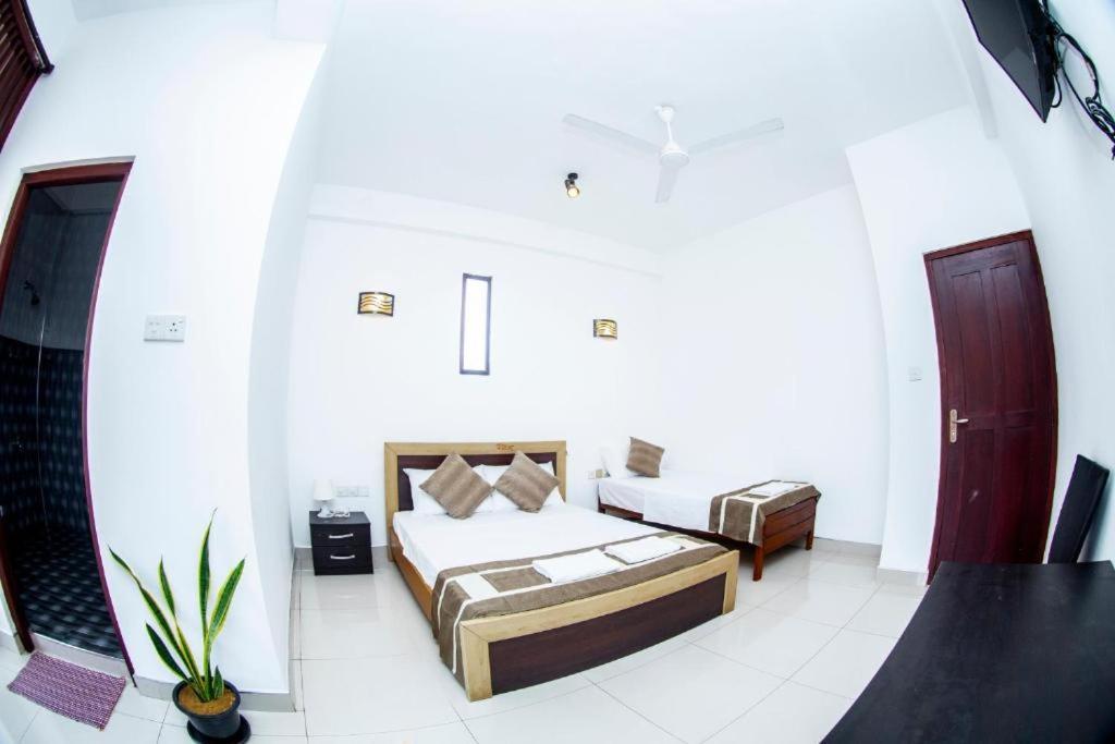 Hotel Blue Bird Negombo Bagian luar foto