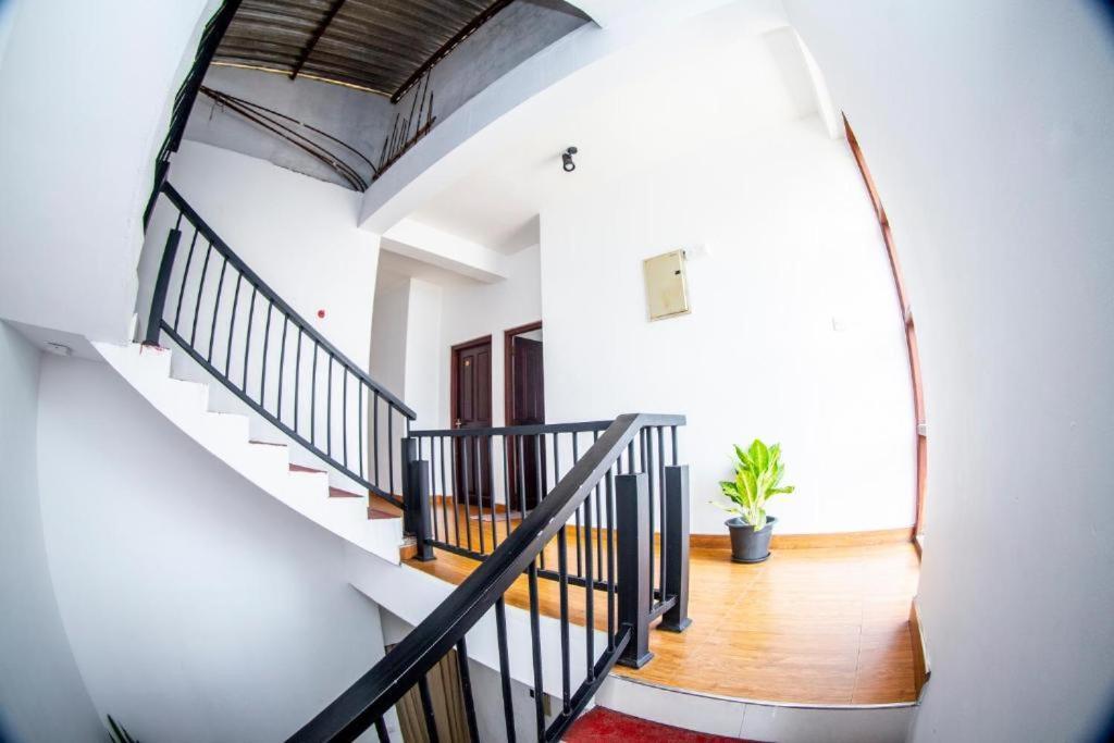 Hotel Blue Bird Negombo Bagian luar foto
