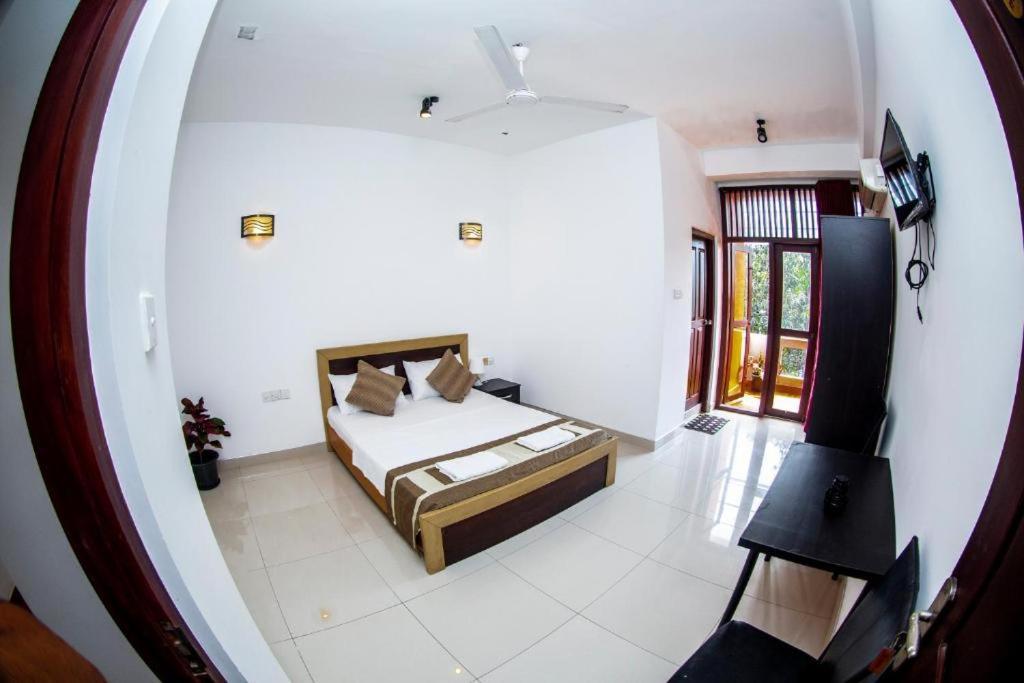 Hotel Blue Bird Negombo Bagian luar foto