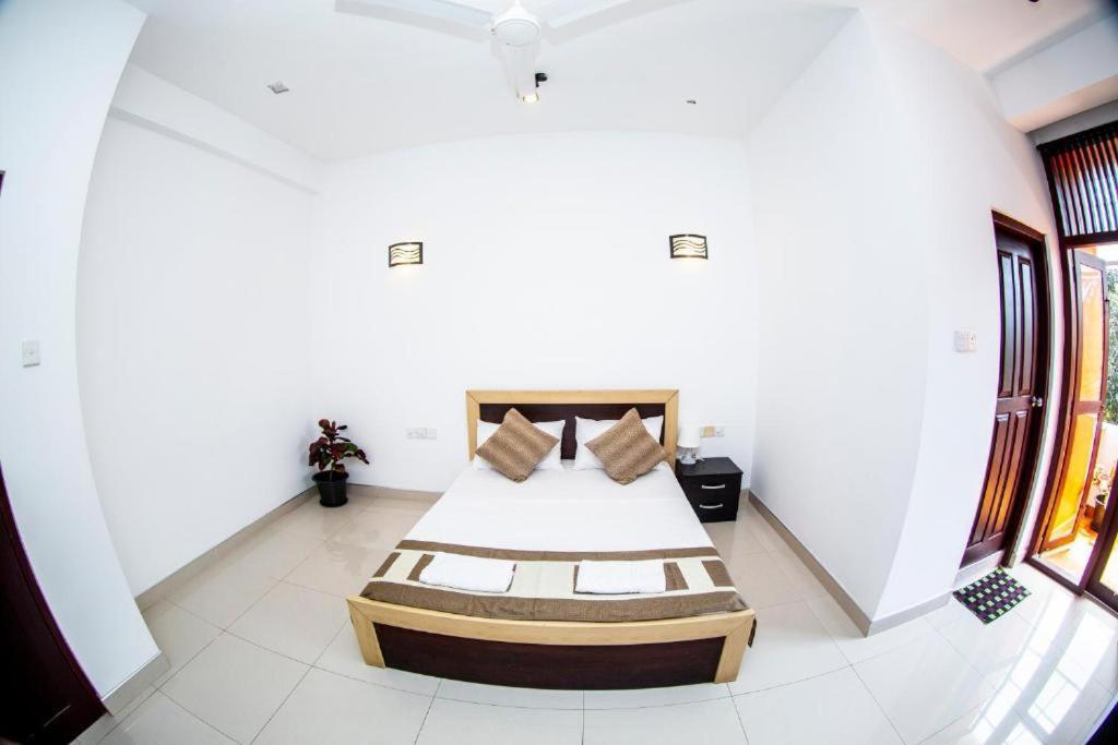 Hotel Blue Bird Negombo Bagian luar foto