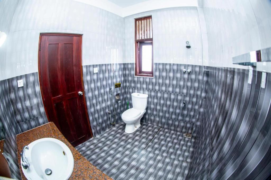 Hotel Blue Bird Negombo Bagian luar foto