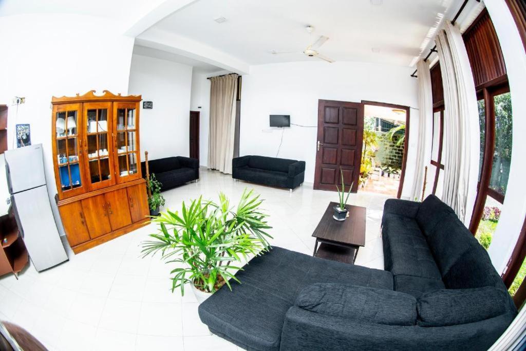 Hotel Blue Bird Negombo Bagian luar foto