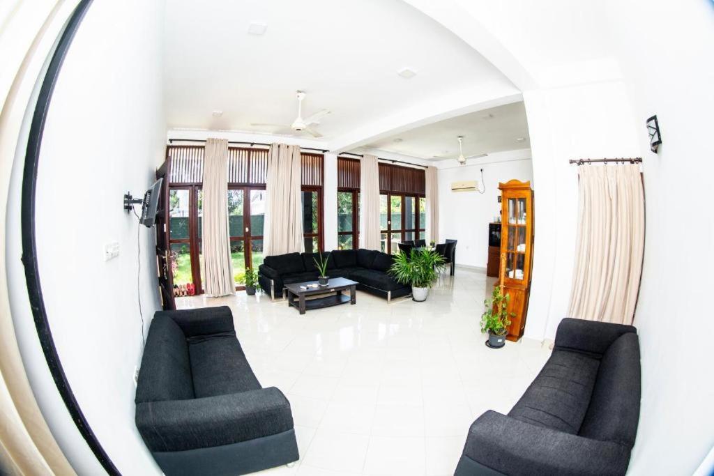 Hotel Blue Bird Negombo Bagian luar foto