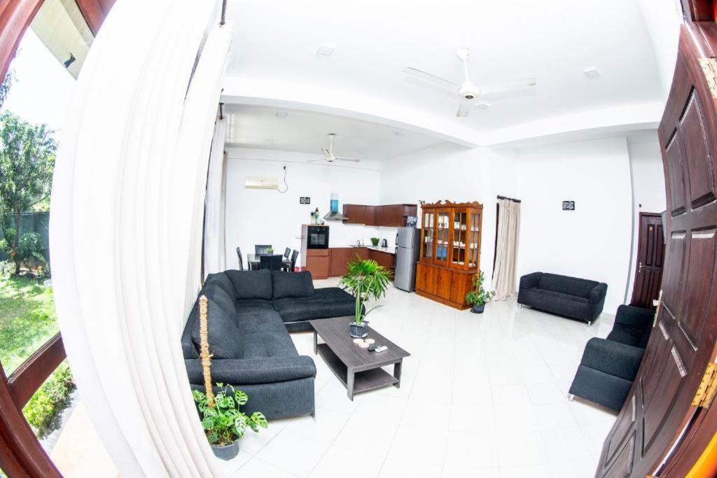 Hotel Blue Bird Negombo Bagian luar foto