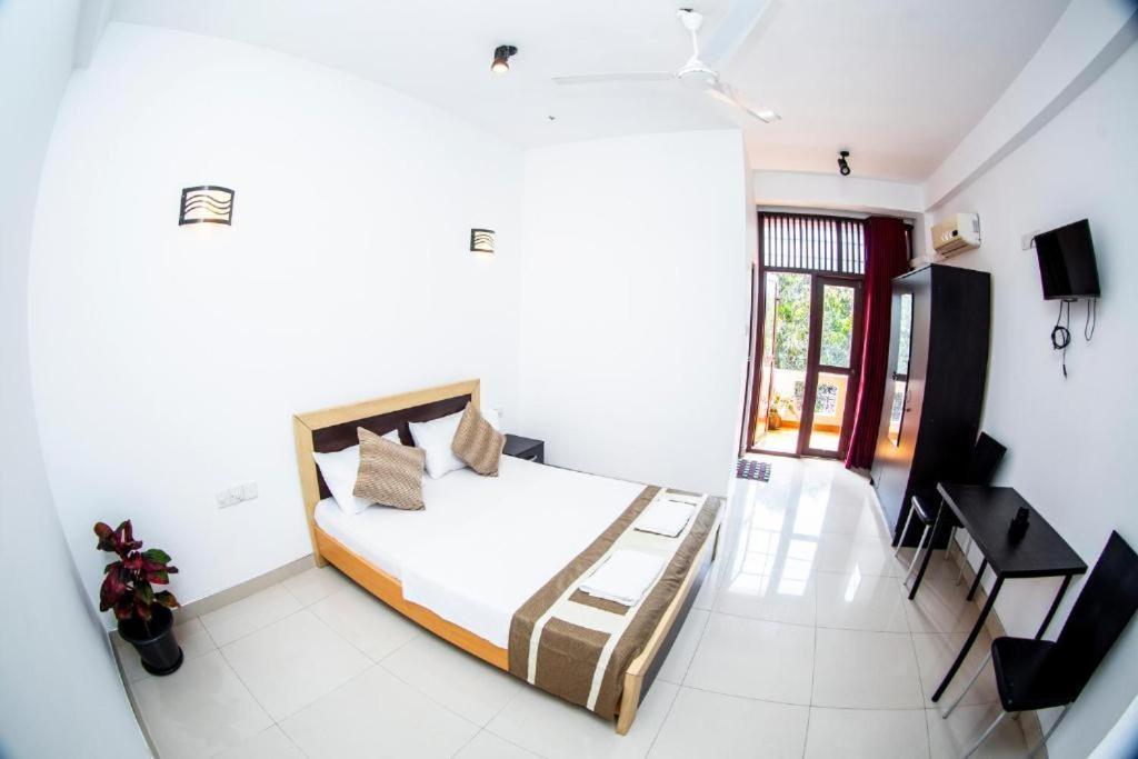 Hotel Blue Bird Negombo Bagian luar foto