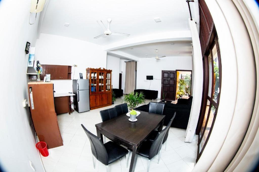 Hotel Blue Bird Negombo Bagian luar foto