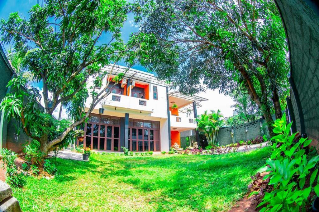 Hotel Blue Bird Negombo Bagian luar foto