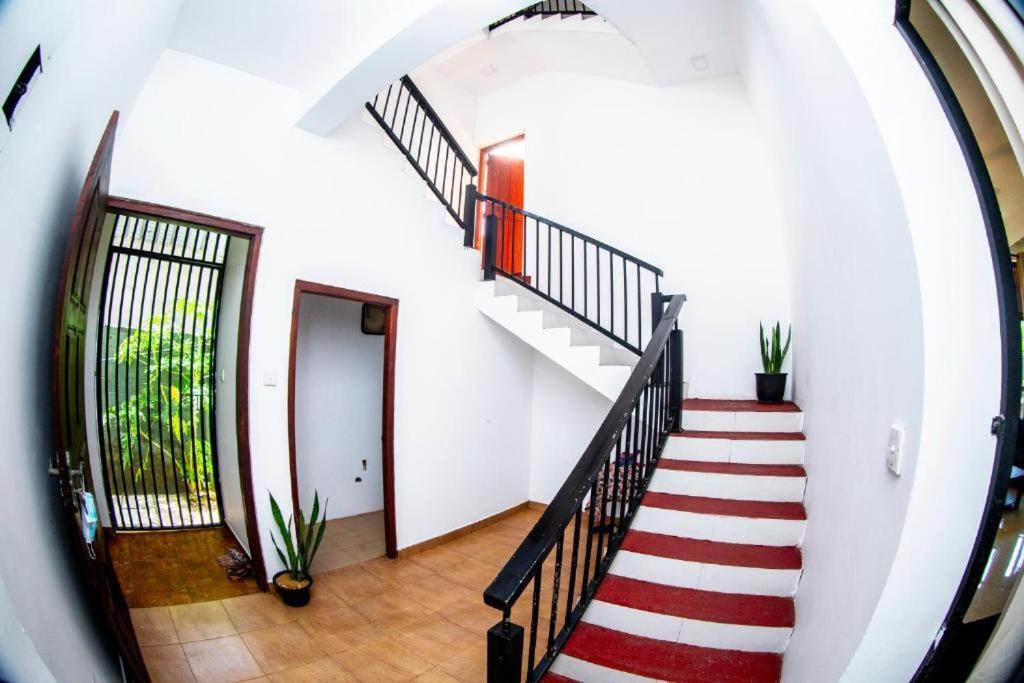 Hotel Blue Bird Negombo Bagian luar foto