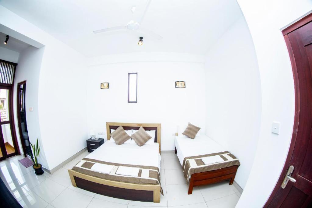 Hotel Blue Bird Negombo Bagian luar foto