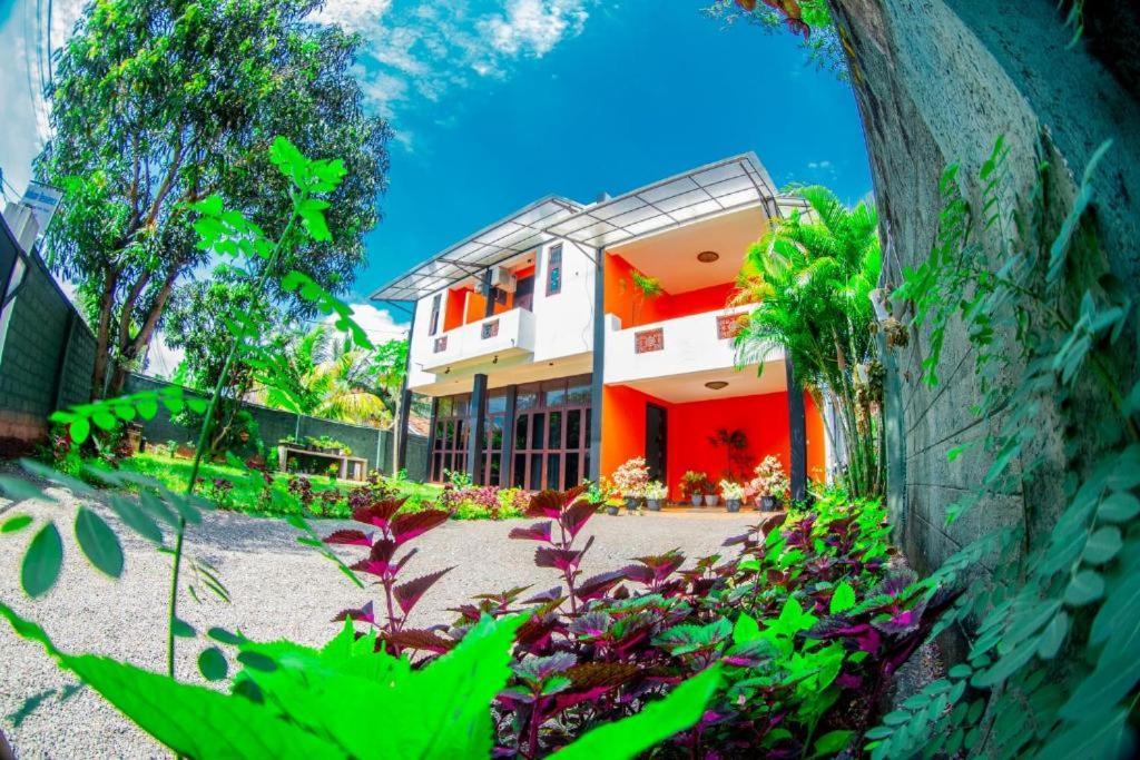 Hotel Blue Bird Negombo Bagian luar foto