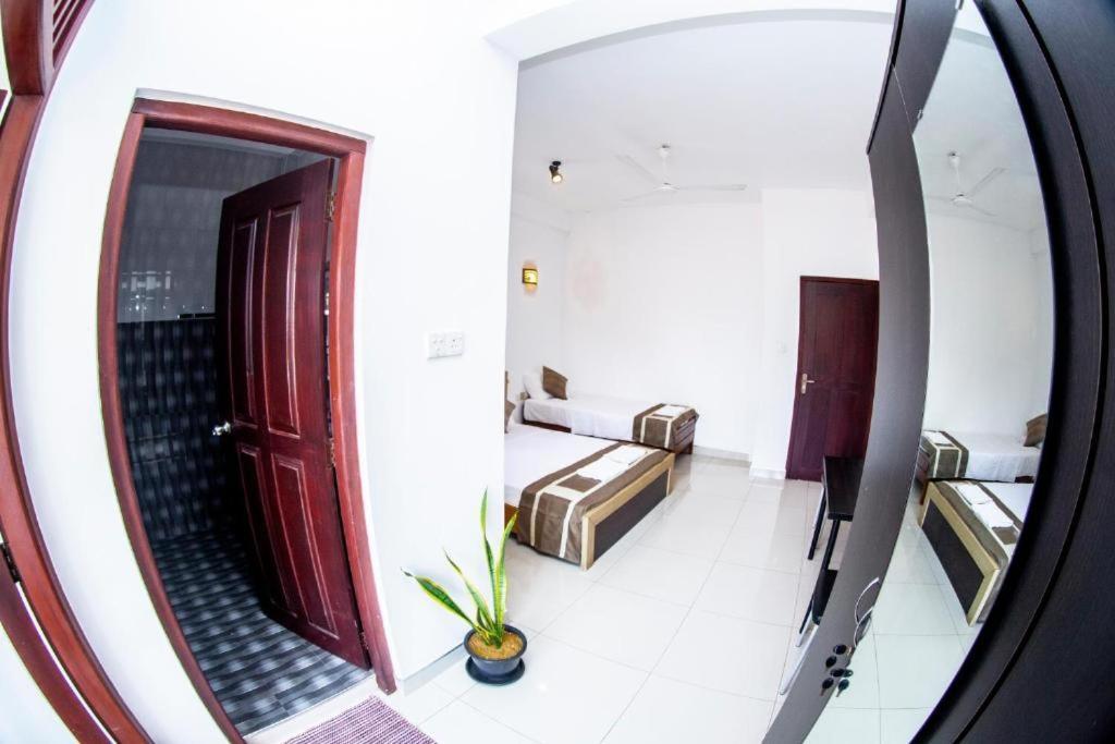 Hotel Blue Bird Negombo Bagian luar foto