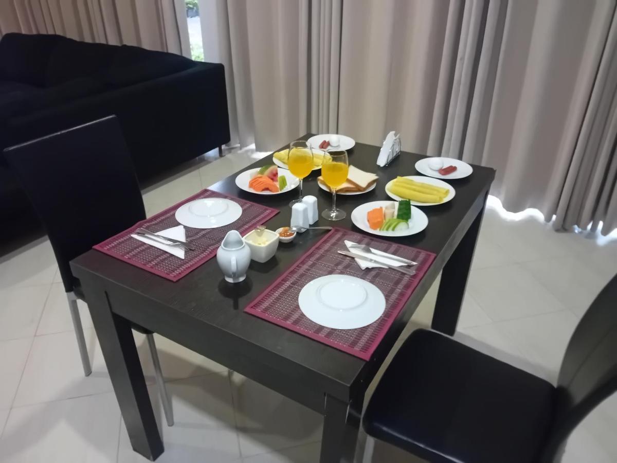 Hotel Blue Bird Negombo Bagian luar foto