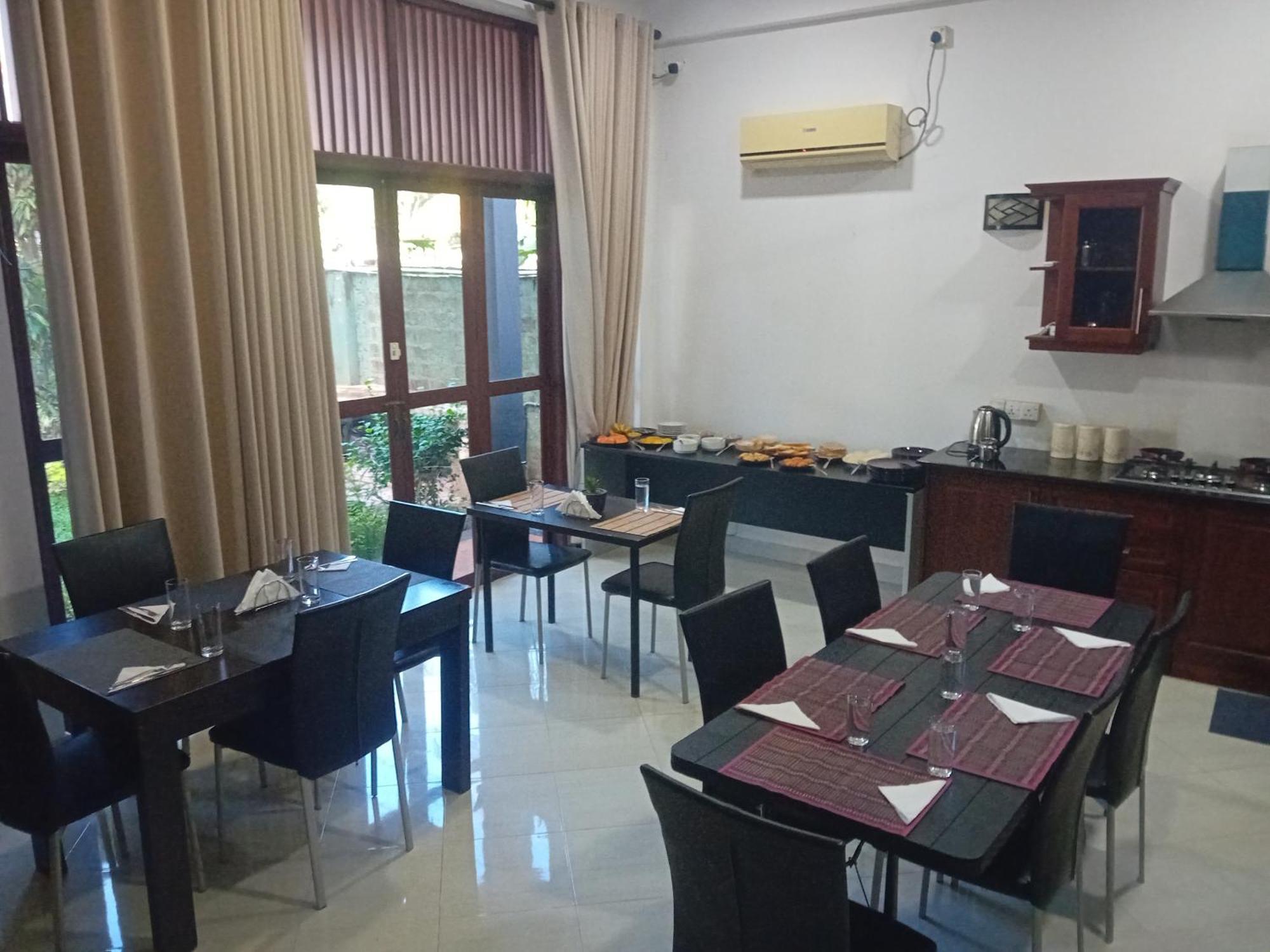 Hotel Blue Bird Negombo Bagian luar foto