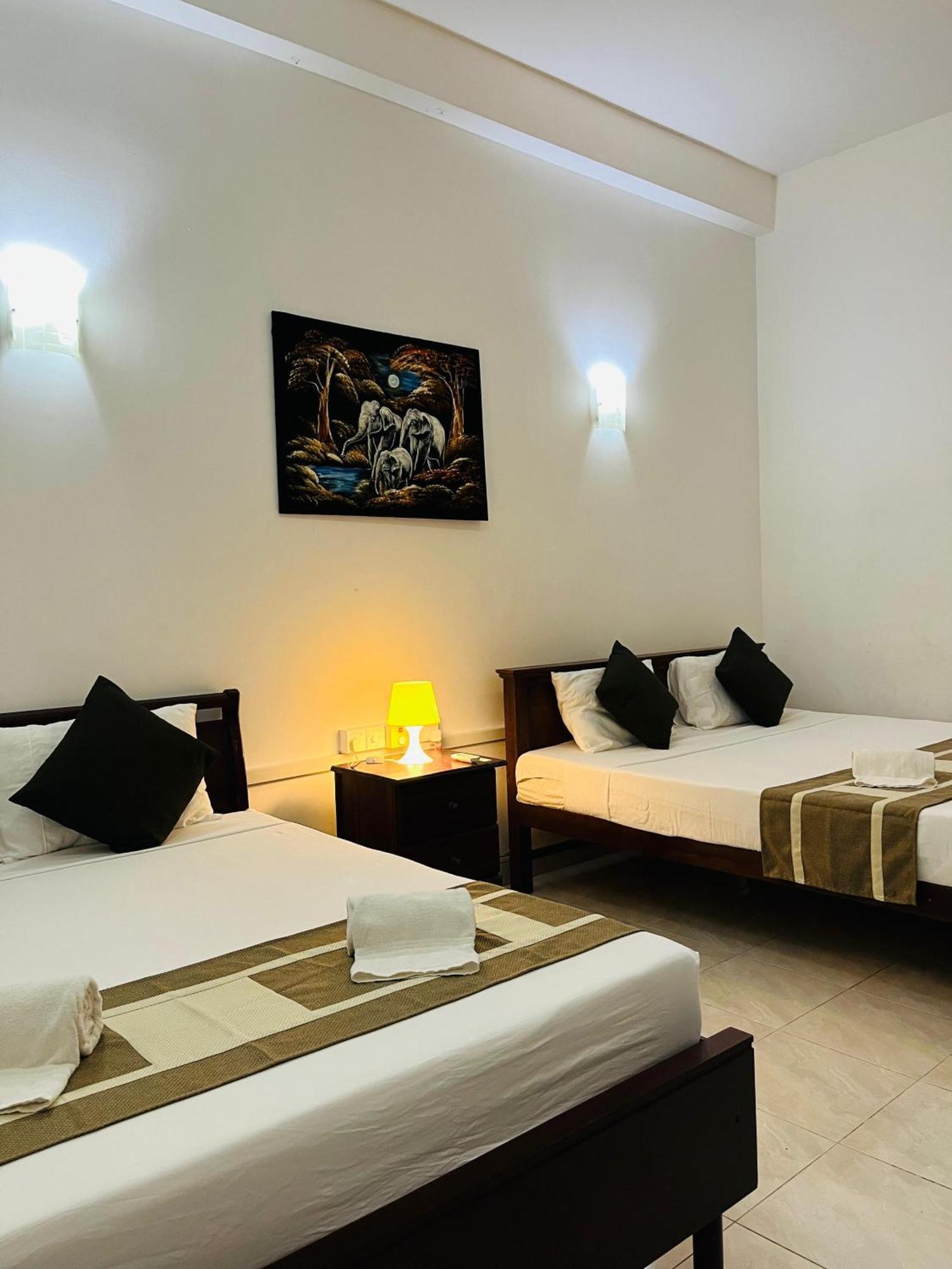 Hotel Blue Bird Negombo Bagian luar foto