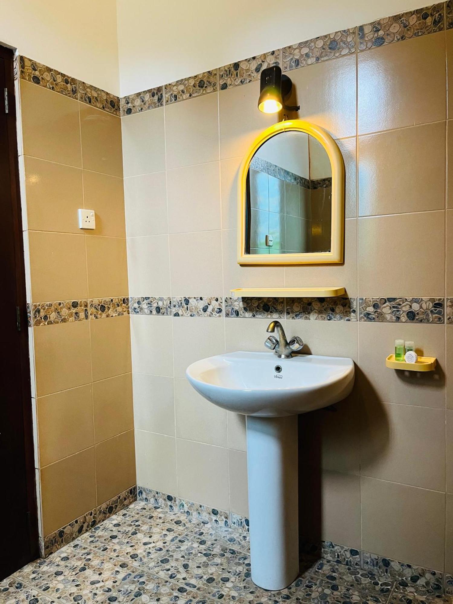 Hotel Blue Bird Negombo Bagian luar foto