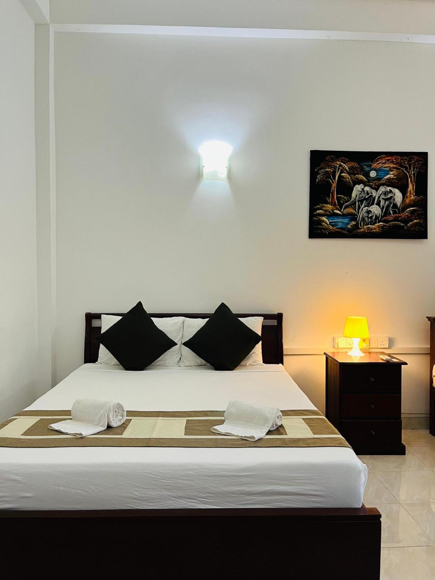Hotel Blue Bird Negombo Bagian luar foto