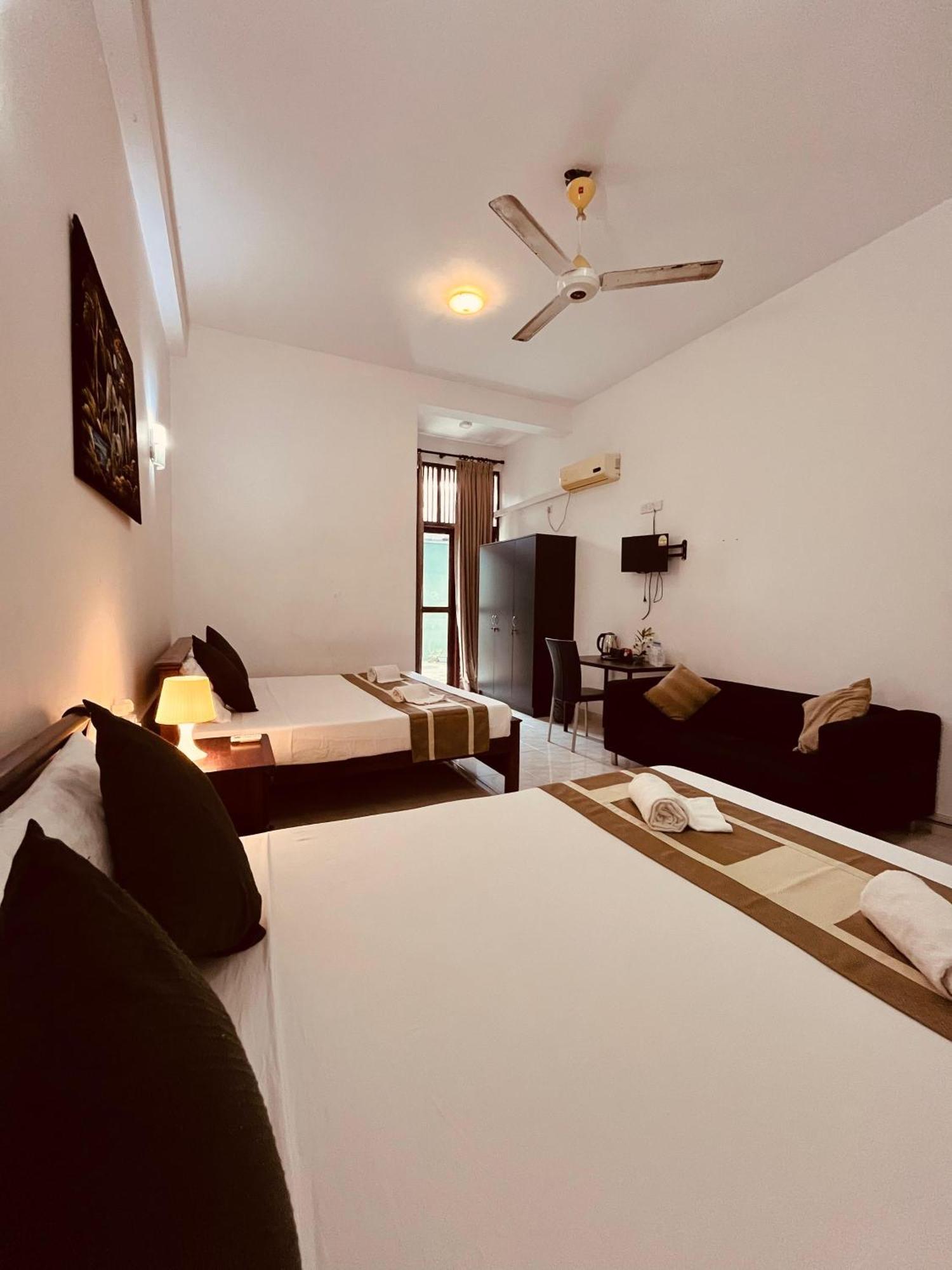 Hotel Blue Bird Negombo Bagian luar foto
