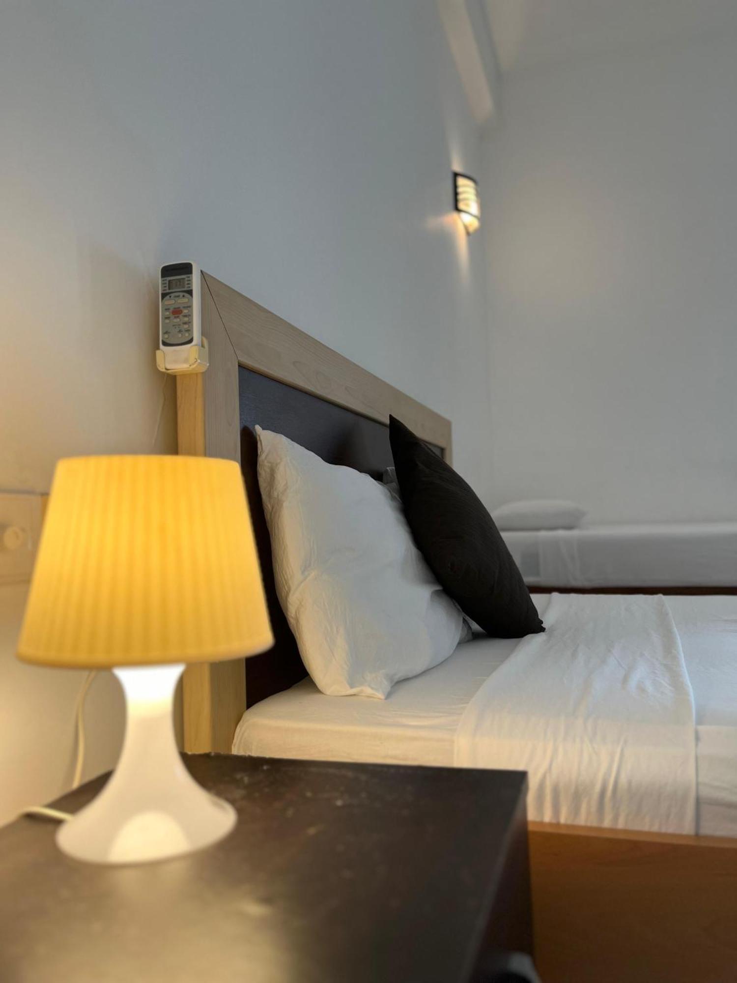 Hotel Blue Bird Negombo Bagian luar foto