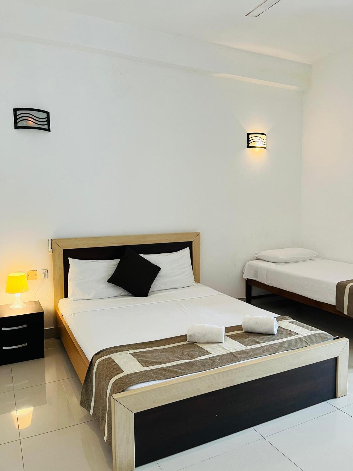 Hotel Blue Bird Negombo Bagian luar foto