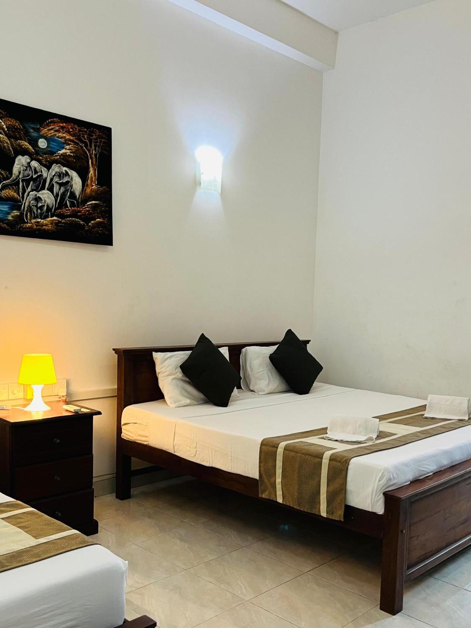 Hotel Blue Bird Negombo Bagian luar foto