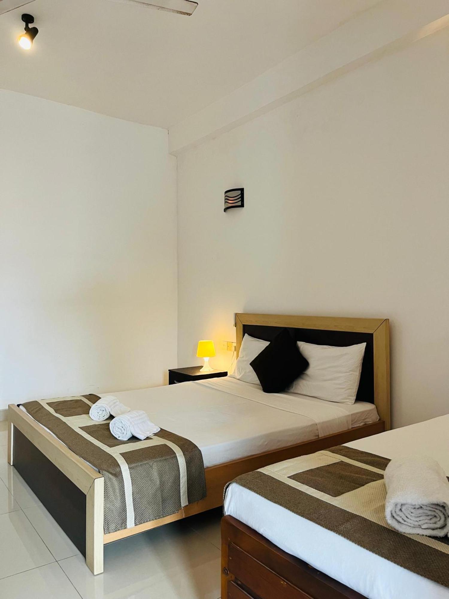 Hotel Blue Bird Negombo Bagian luar foto