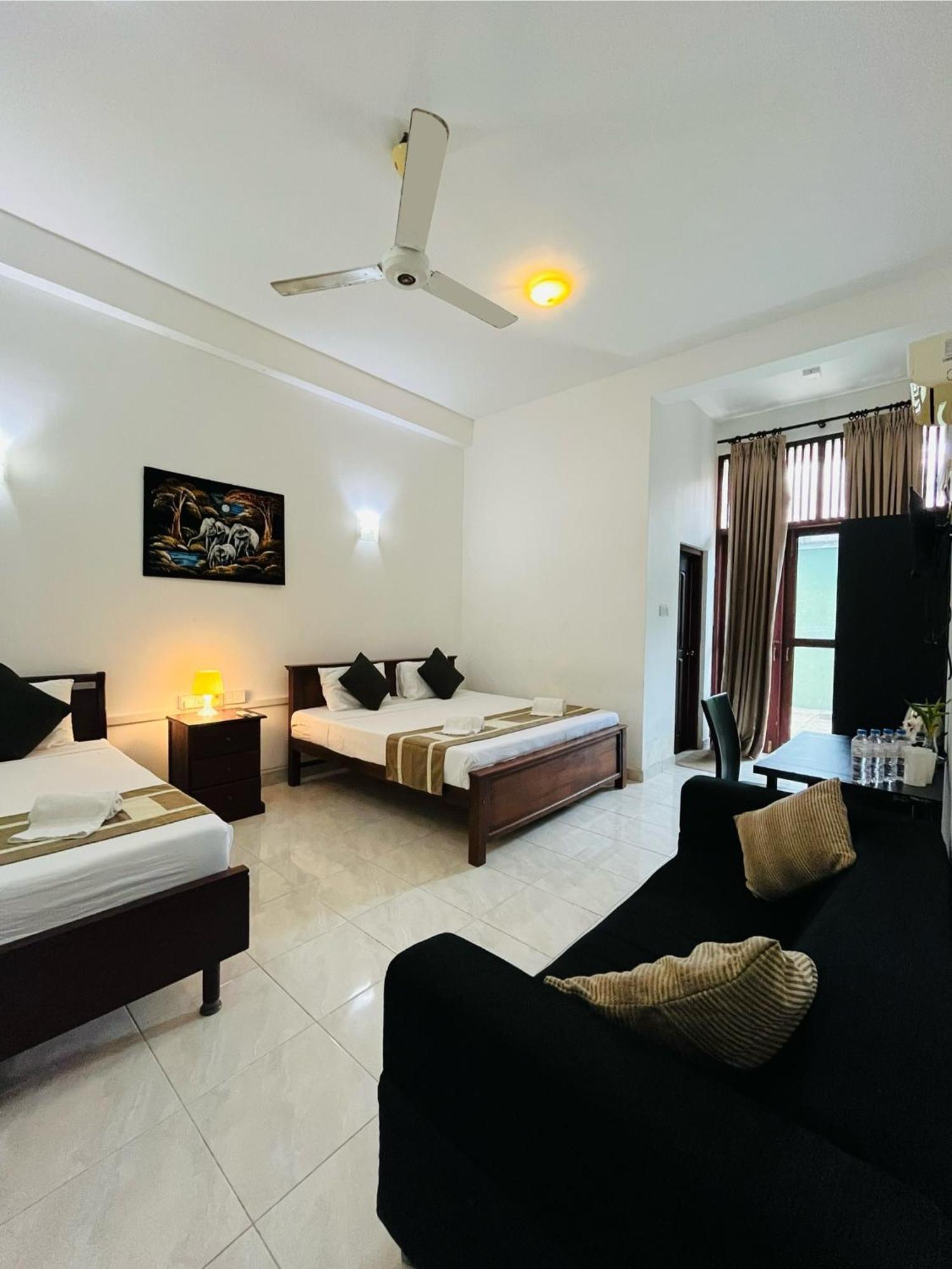 Hotel Blue Bird Negombo Bagian luar foto